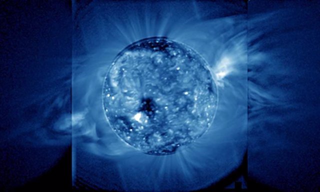 Ultraviolet observation of plasma structures in the middle corona of the Sun