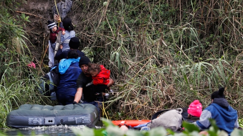 Uniformed officers monitor the southern border of the US, the uncertainty of migrants continues