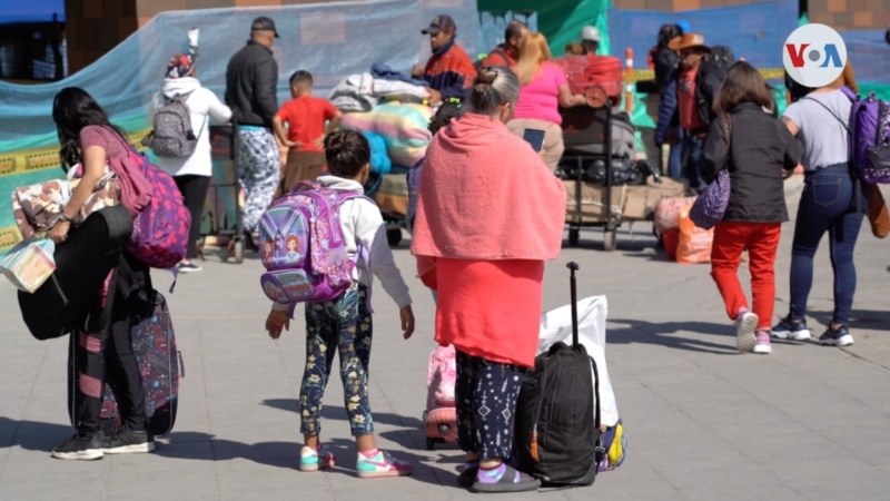 Venezuelans travel from Colombia to their country to celebrate Christmas with their families