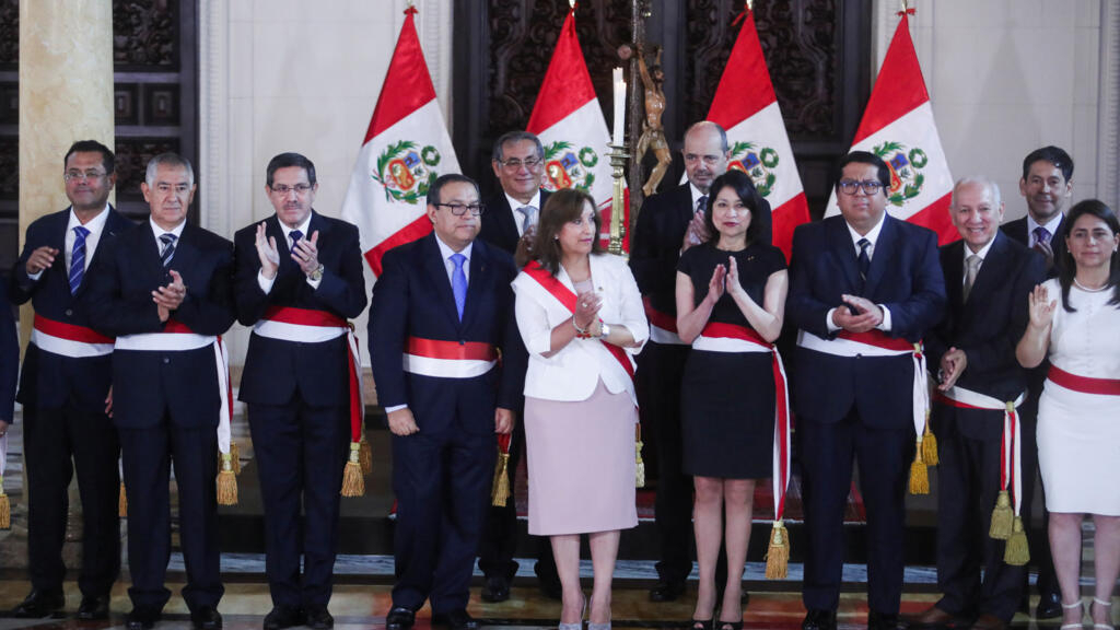 What is the cause of the diplomatic crisis between Peru and Mexico?