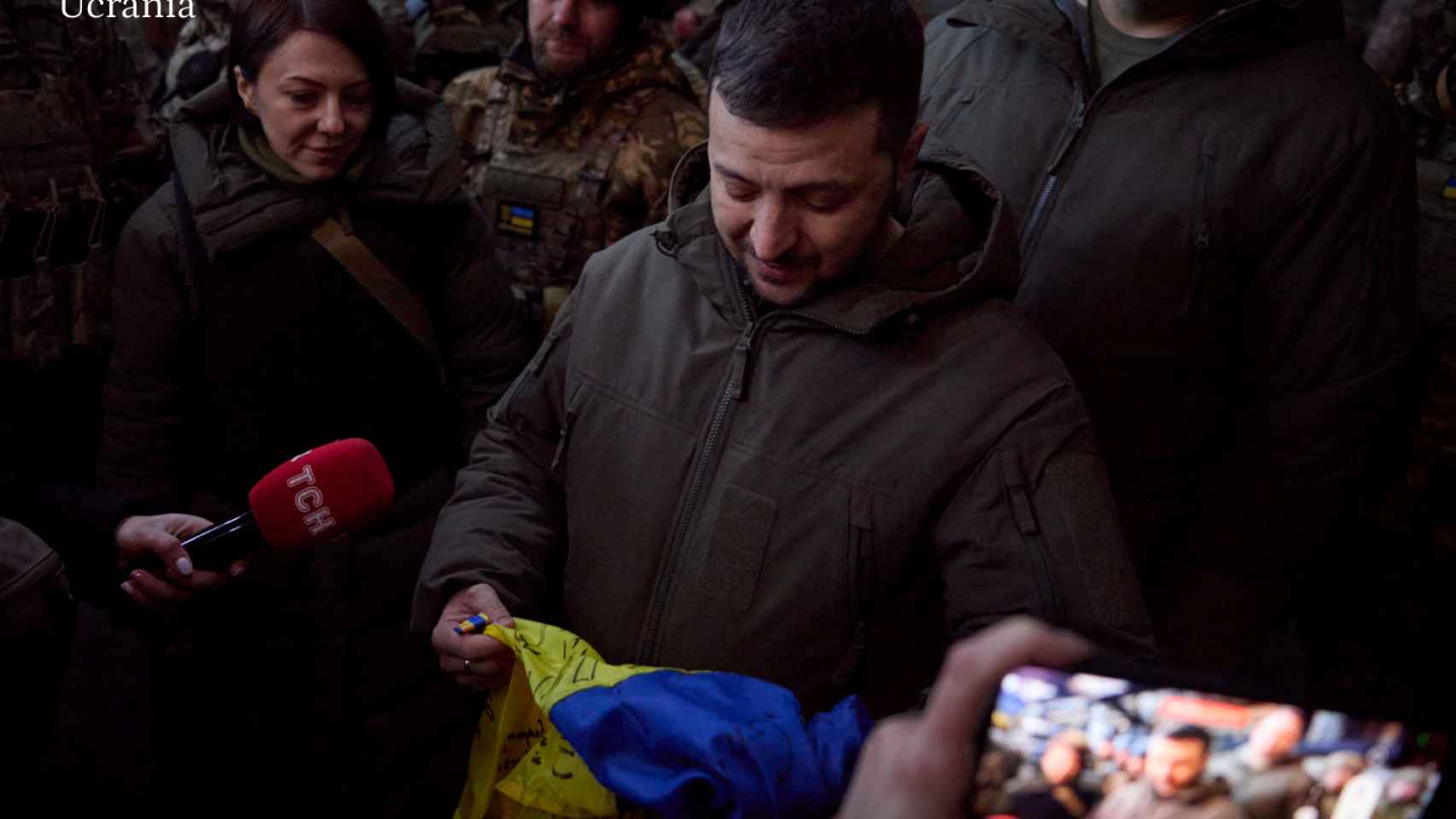 Zelensky mocks the Russian defense and visits his troops in Bakhmut: "We will not give up anything"