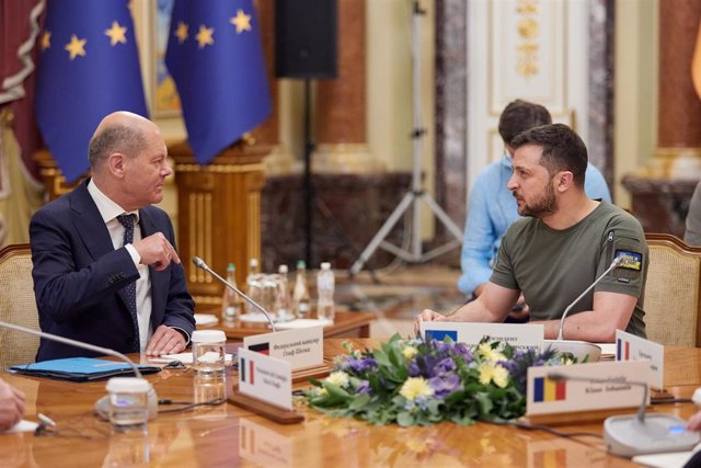 FILE - German Chancellor Olaf Scholz and Ukrainian President Volodimir Zelensky.