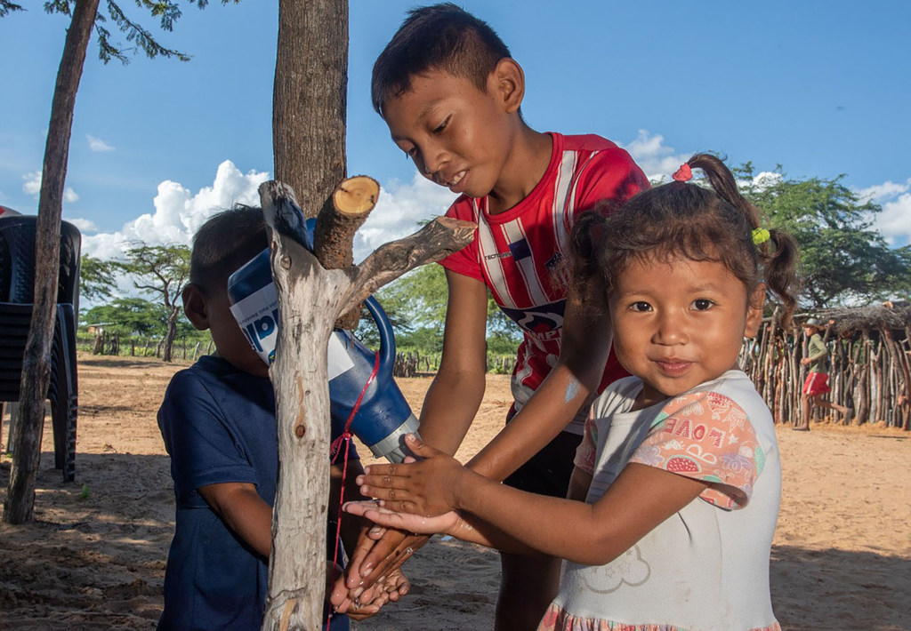 The children of Fermín wash their hands in this artisan laundry, thanks to the training given by UNICEF Colombia.