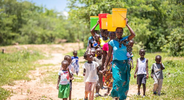 Women and children collect water from a recently restored well point in the Gwembe Valley, Zambia.  (archive)