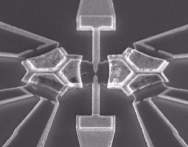 Micrographic image of the new Quantum Simulator, which features two nanometer-sized metal-semiconductor components coupled and embedded in an electronic circuit.