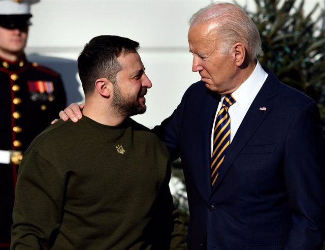 Archive - Ukrainian President Volodymyr Zelensky and US President Joe Biden