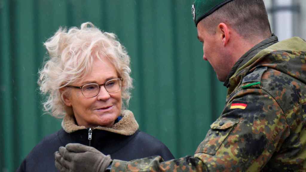 Christine Lambrecht with a German soldier.