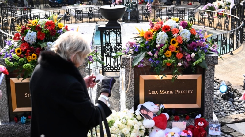 Hundreds say goodbye to Lisa Marie Presley in Memphis