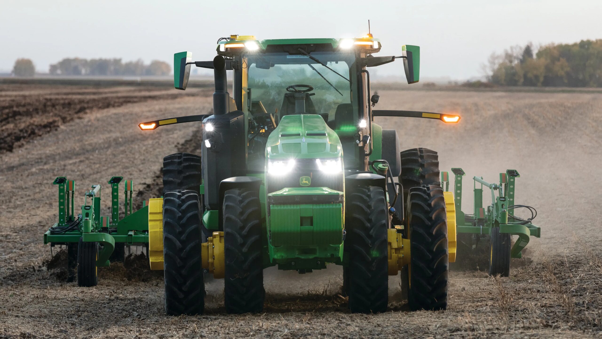 John Deere Unveils His Impressive 8-Wheel Autonomous Tractor