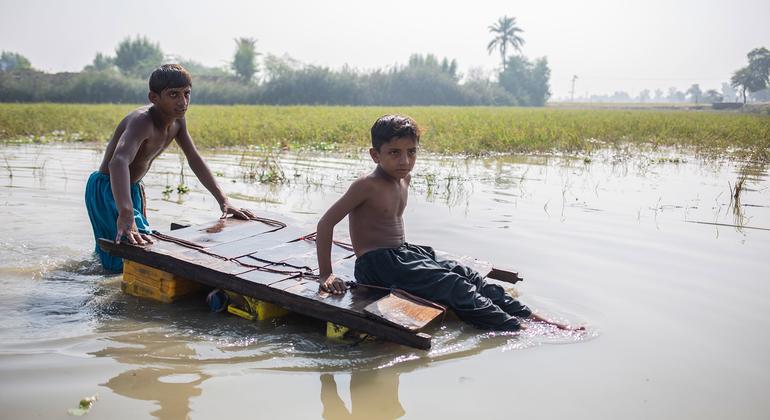 Children affected by the floods in Pakistan.