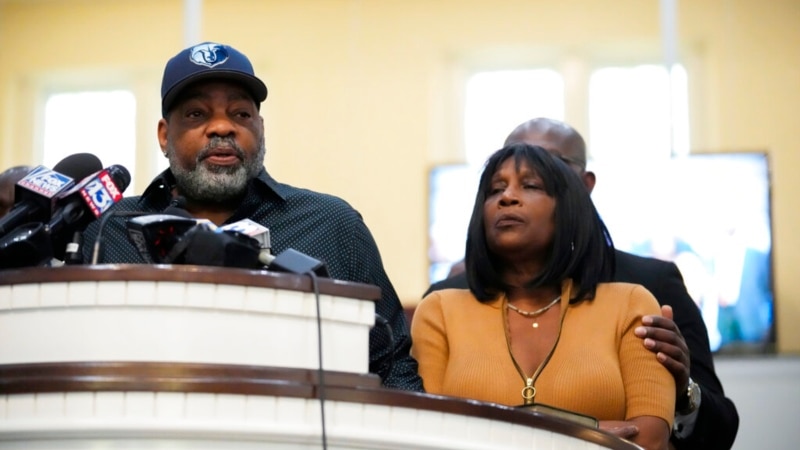 Parents of Tire Nichols call to keep the peace in the face of possible protests in Memphis