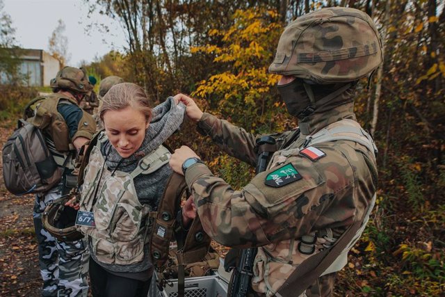 Training of civilians by the Polish Army.