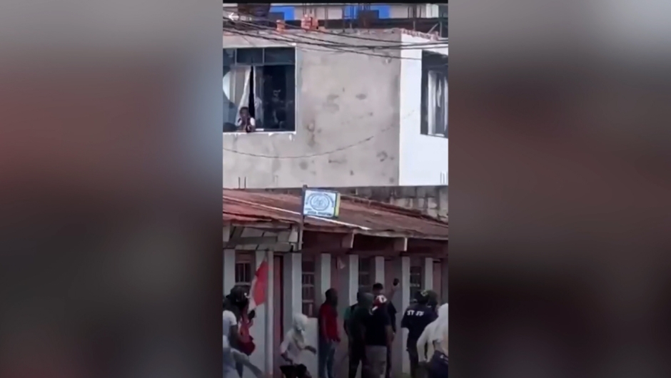 Protesters tried to attack the house of an official in Peru: he shot