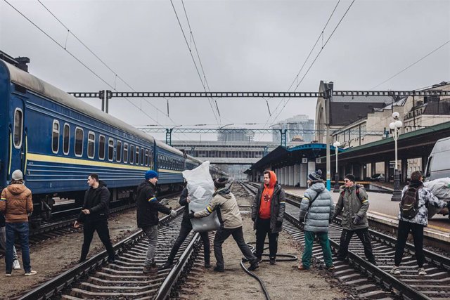 File - Several volunteers transport humanitarian aid at the kyiv train station, on March 3, 2022, in kyiv (Ukraine).