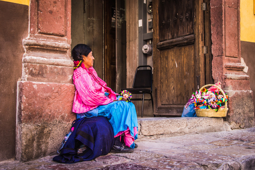International investments have a growing negative impact on the access of individual groups, peasants and indigenous peoples to productive resources.  An indigenous woman sells dolls on the streets of Santiago de Querétaro, in Mexico.