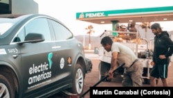 They highlight the disinterested help of many in Latin America so that they could charge their cars, despite the fact that in some places the adequate infrastructure is not available. [Foto: Cortesía Martín Canabal]