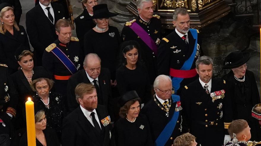 The funeral of Constantine II forces the second photo of Felipe VI with his father from the exile of Juan Carlos de Borbón