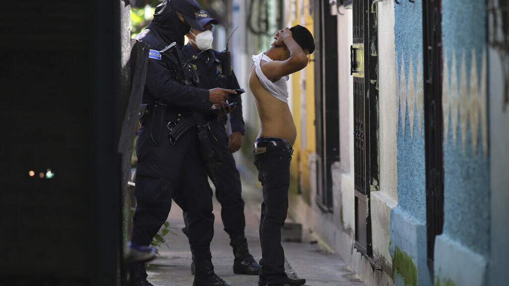 They commemorate the anniversary of the peace agreements in El Salvador denouncing the setback of human rights