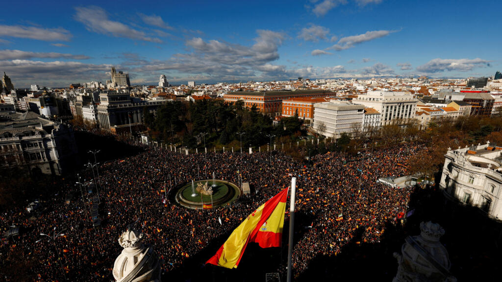 Thousands of people protested in the center of Madrid summoned by the Spanish extreme right