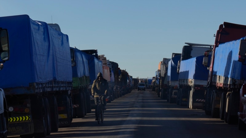 Trucks stranded in Bolivia due to protests in Peru