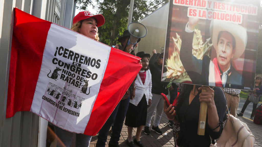 What is the origin of the political crisis that is shaking Peru?