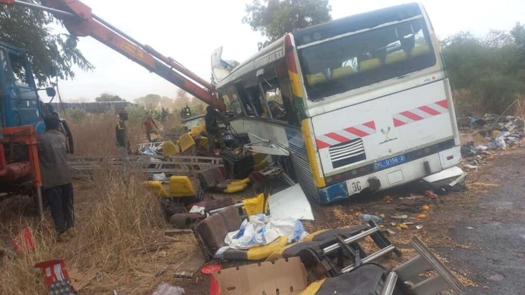 a collision between two buses leaves at least 40 dead and 85 injured