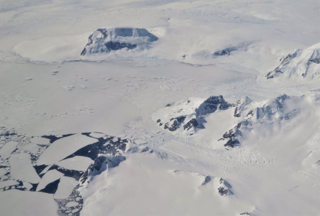 Aerial photographs of the glaciers of the Antarctic Peninsula.