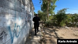 The Police and the Army of El Salvador go daily through the passages of the La Campanera neighborhood, in El Salvador. [Fotografía Karla Arévalo / VOA]