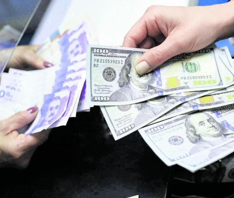 External debt grows and the Government calls on the AFPs to buy more bonds