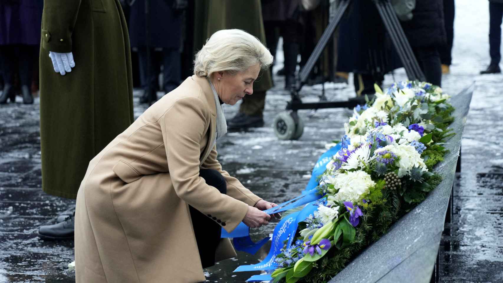 Ursula von der Leyen lays a wreath at the Estonian independence war memorial