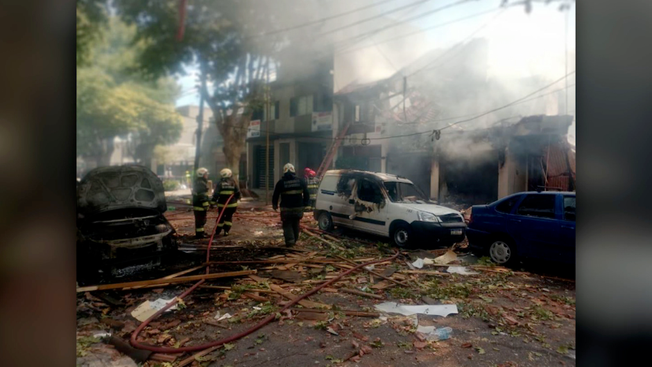 Explosion and collapse in Buenos Aires due to a gas leak.