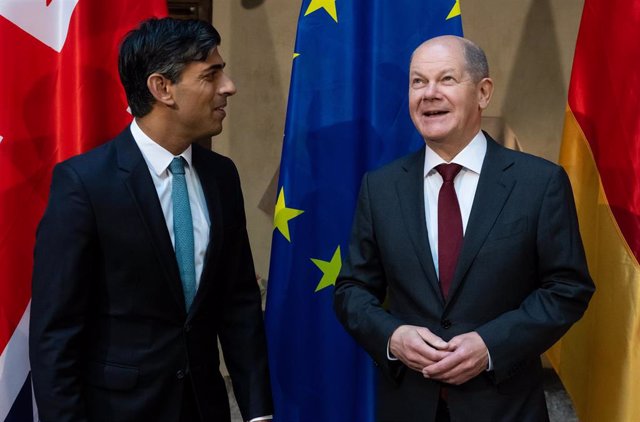 German Chancellor Olaf Scholz (R) receives UK Prime Minister Rishi Sunak (L) for talks on the sidelines of the Munich Security Conference