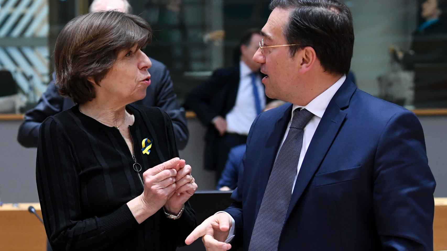 José Manuel Albares talks with his French counterpart, Catherine Colonna