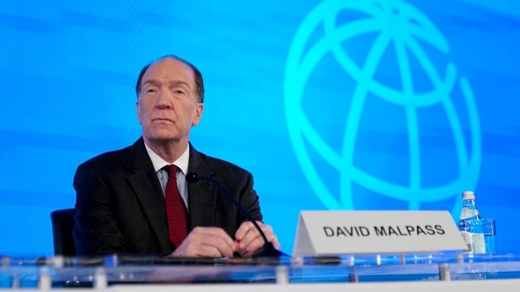 The president of the World Bank resigns a year before the end of his term