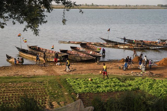 File - The Niger River as it passes through the city of Segou, Mali.