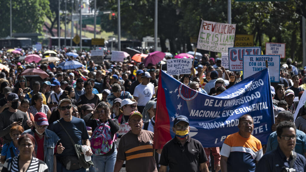 Venezuelan teachers remain in the streets to demand living wages