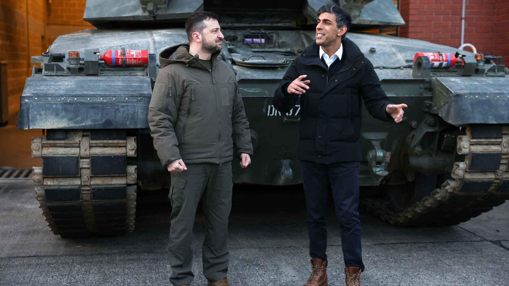 Volodimir Zelensky, President of Ukraine, with Rishi Sunak, British Prime Minister, next to a Challenger car at the training ground in Dorset.