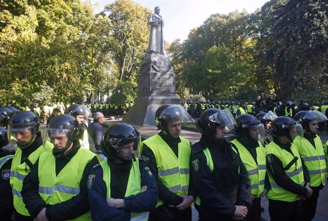 Ukrainian policemen escort the statue of Soviet hero Nikolai Vatutin (file image).