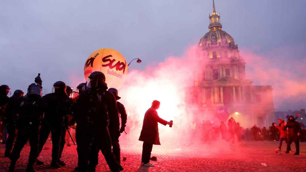 Image of the day of protests in Paris against Macron's pension reform.