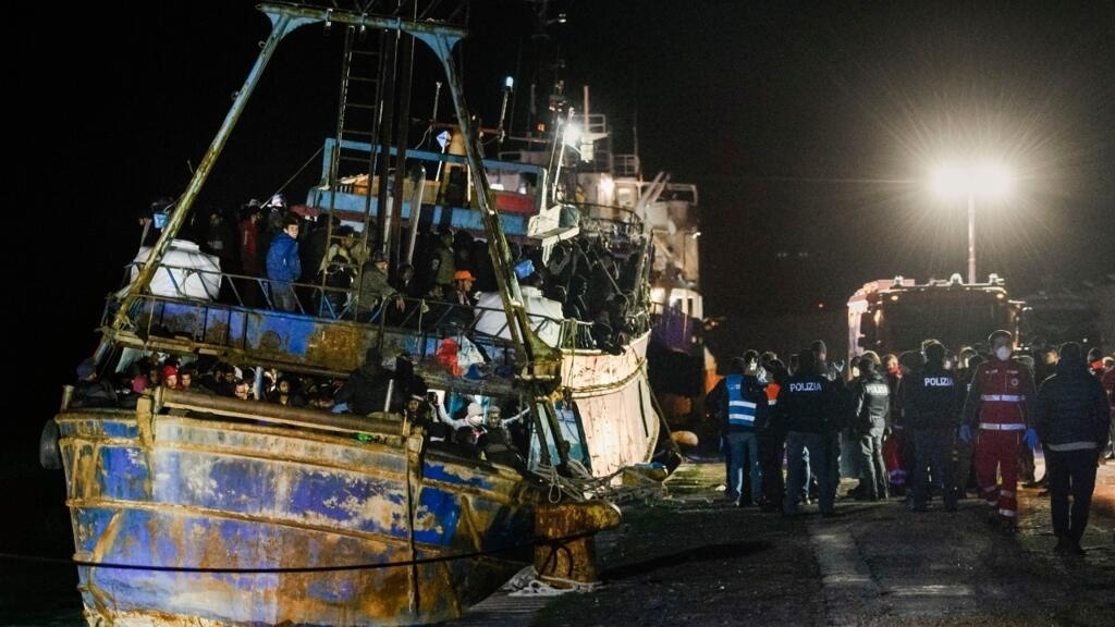 At least 30 people missing and 17 rescued after shipwreck in the Mediterranean