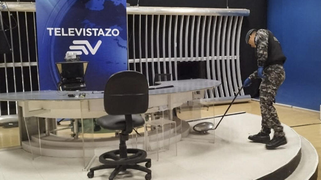 At least five journalists from Ecuador receive envelopes with explosive devices