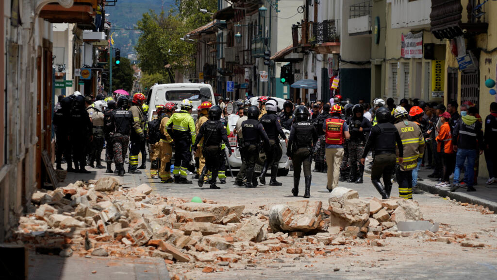 At least twelve dead after registering a magnitude 6.5 earthquake in Ecuador