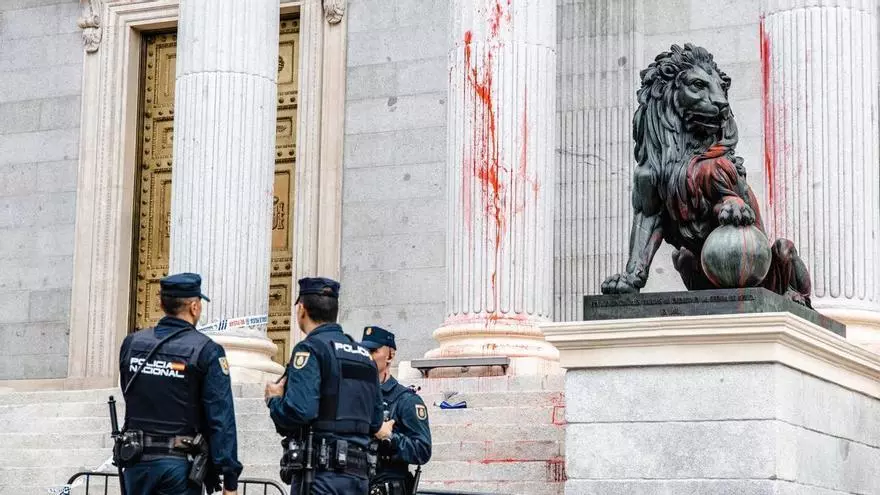 Climate activists dye Congress red again in protest of the "inaction" in the face of global warming