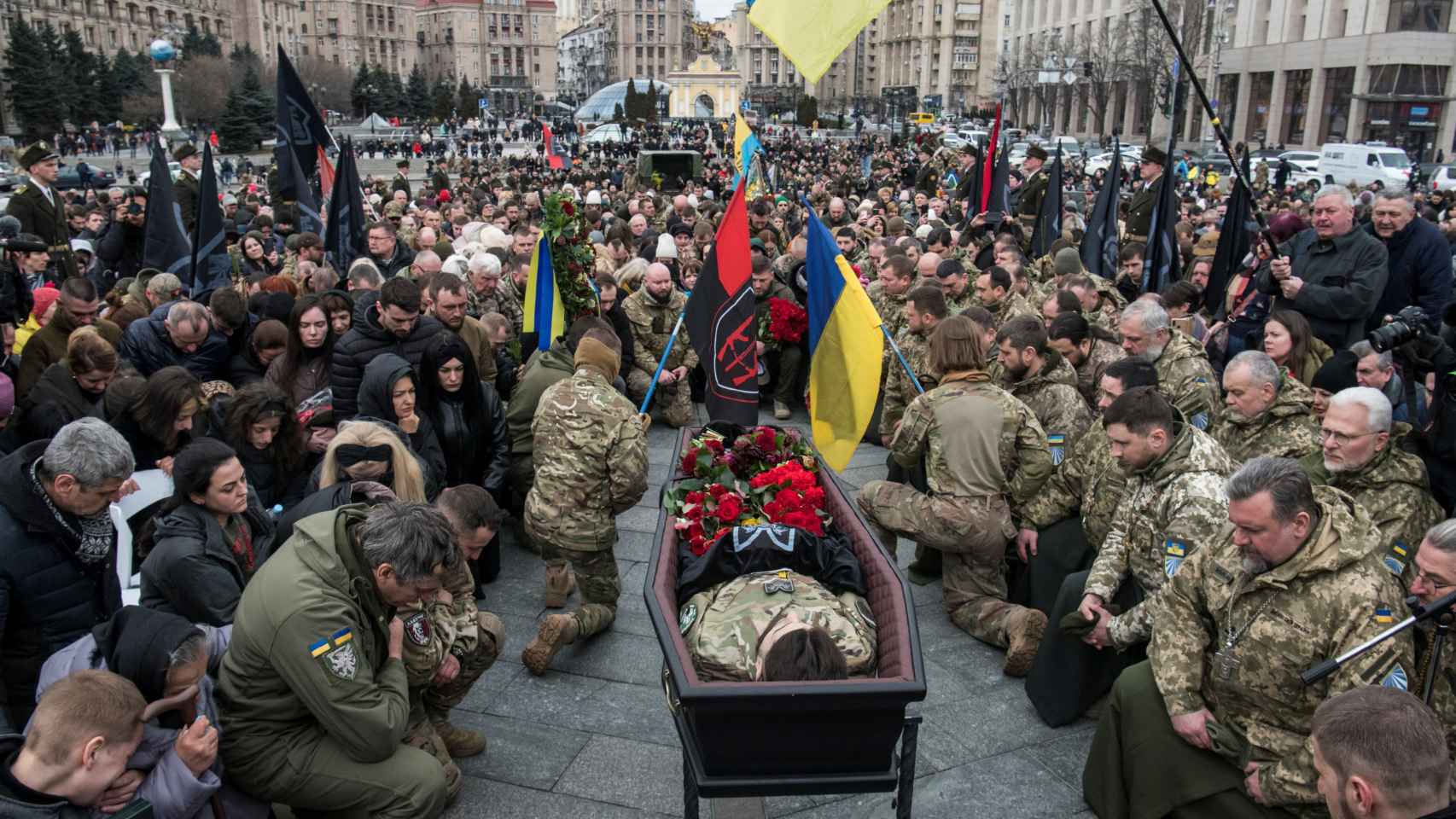 Ukrainians in Independence Square in front of the coffin of 'Da Vinci'.