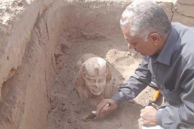 Appearance of the sphinx while being unearthed