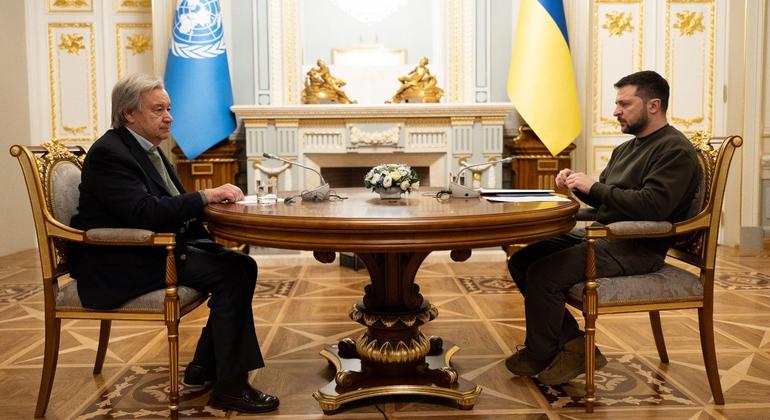 UN Secretary General António Guterres (left) discusses the situation in Ukraine with President Volodymyr Zelenskyy.