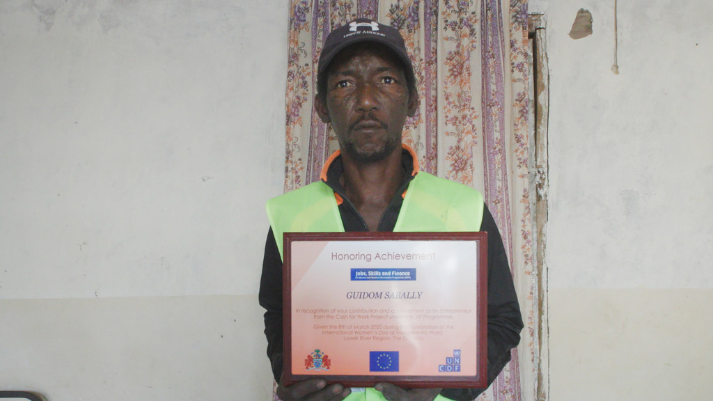 Guidom Sabally received a diploma at the end of his training course.