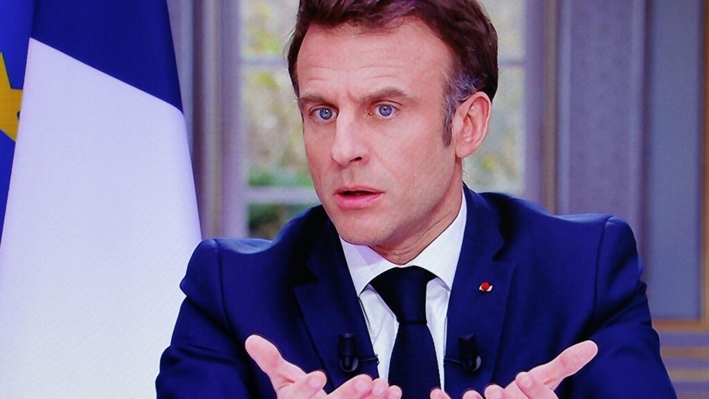 Macron defends the pension reform in France