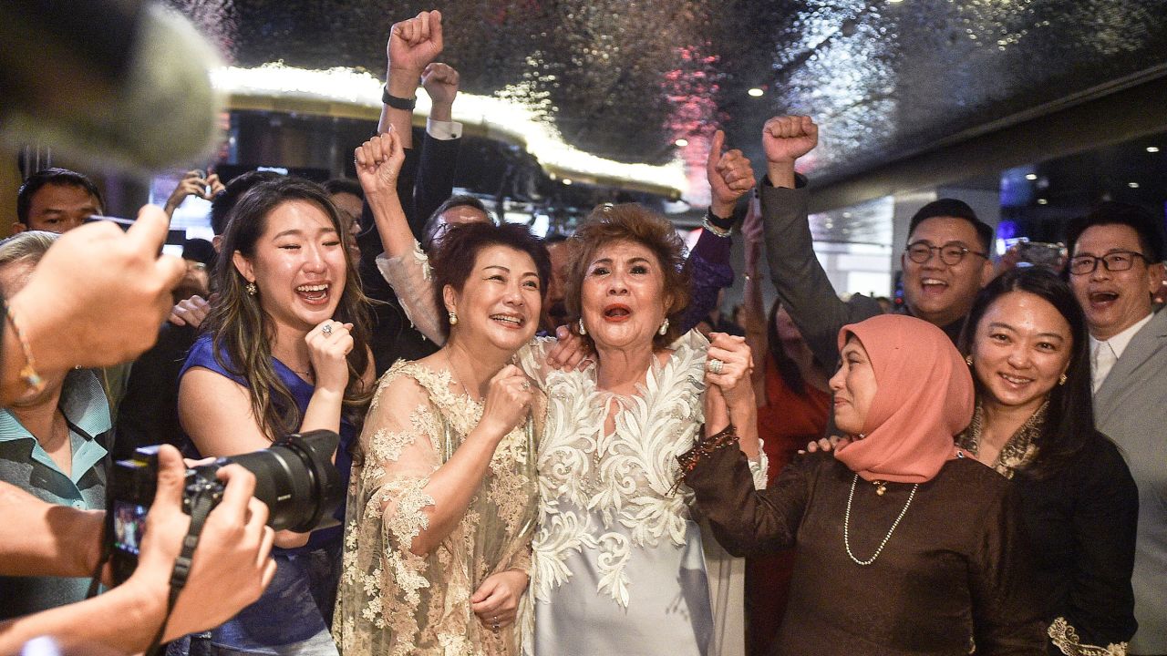 Michelle Yeoh's mother reacts to her Oscar win.