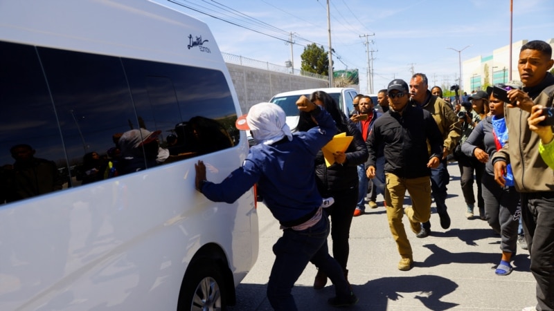 Migrants cry out for "justice" before López Obrador's visit to Ciudad Juárez